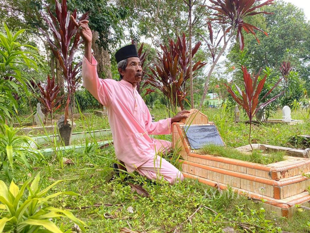 Yudi bin Kasim (62), a resident of Sembulang Village, Galang District, was seen at his child's grave. Yudi is one of the residents who refused to be relocated.