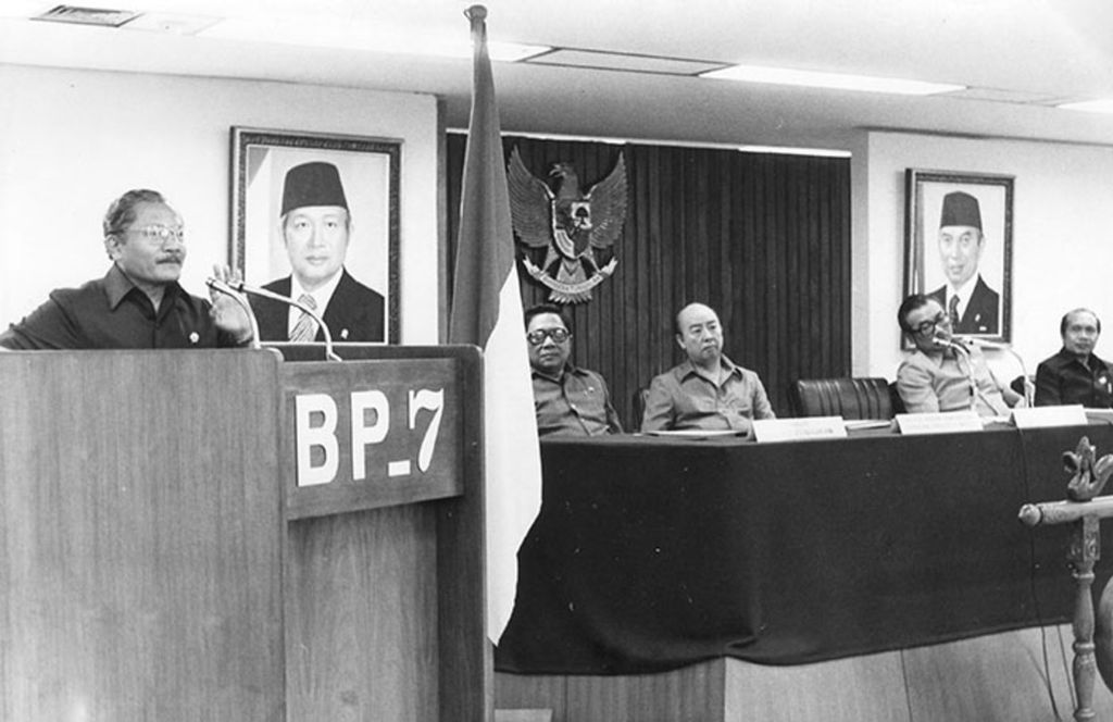 Kepala BP7 Tingkat Nasional Hari Suharto membuka penataran P4 bagi pengusaha angkatan kedua di Gedung BP7 Jakarta pada 1983.