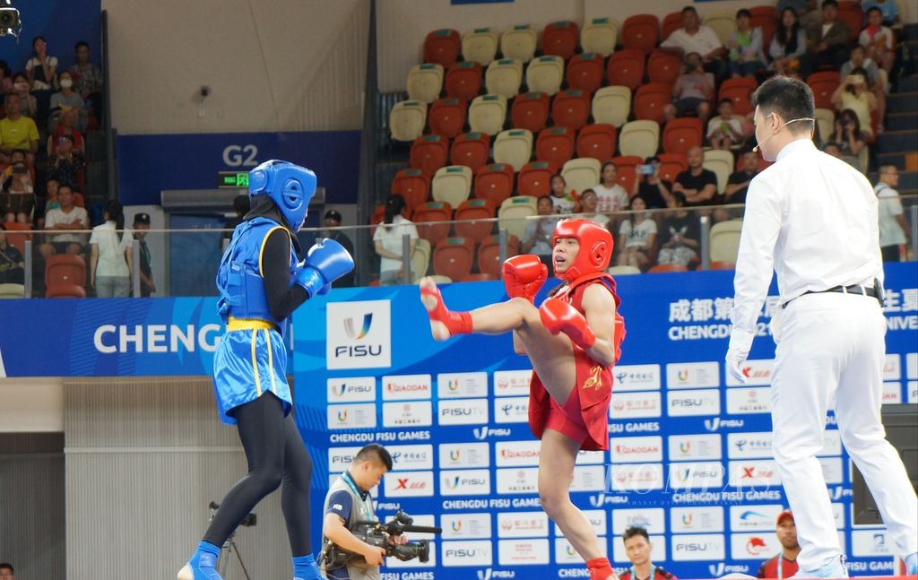 Tharisa Dea Florentina di kelas 52 kg putri (tengah/merah) melawan atlet Iran, Turksoy Hancer Hayriye, dari Turki di laga semifinal Universiade Chengdu, China, Rabu (2/8/2023).