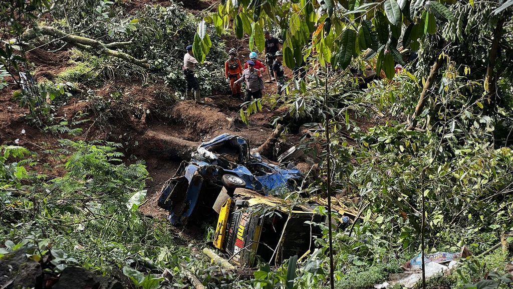 Sebuah truk masuk ke jurang karena tanah longsor akibat gempa di Kabupaten Cianjur, Selasa (22/11/2022).