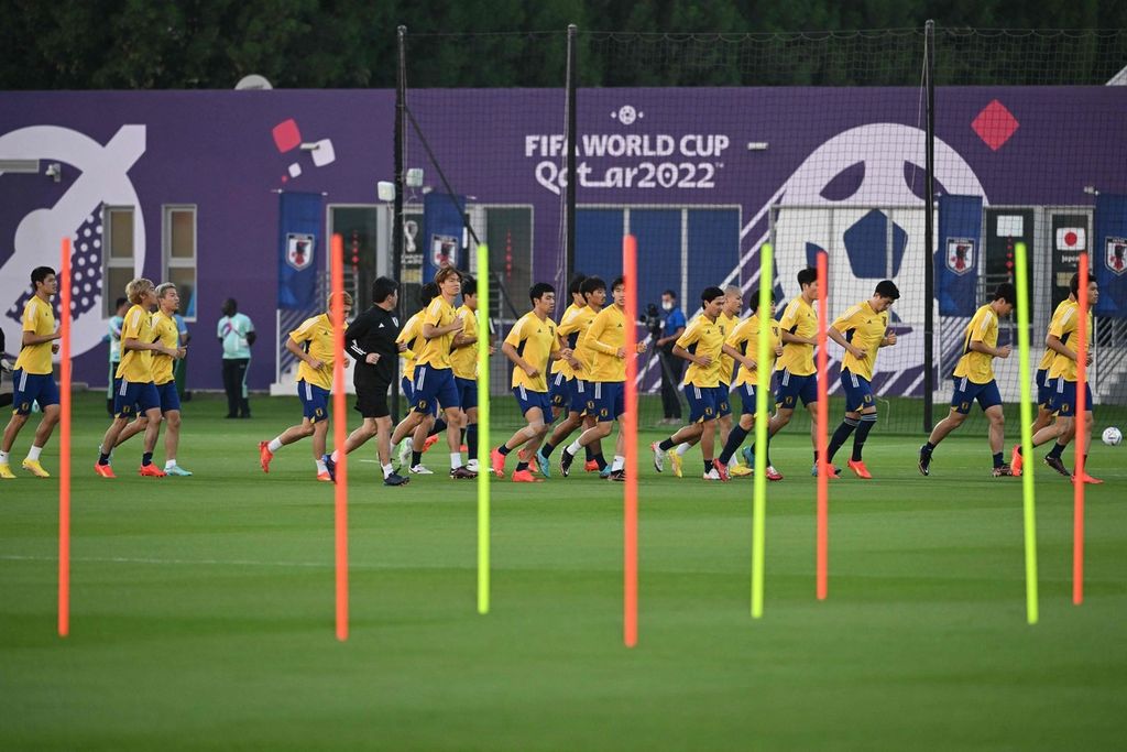 Pemain Jepang berlatih di lokasi latihan Al Sadd SC, Doha, Qatar, Minggu (4/12/2022). Jepang akan menghadapi Kroasia dalam pertandingan babak 16 besar Piala Dunia Qatar, Senin (5/12/2022) malam WIB.