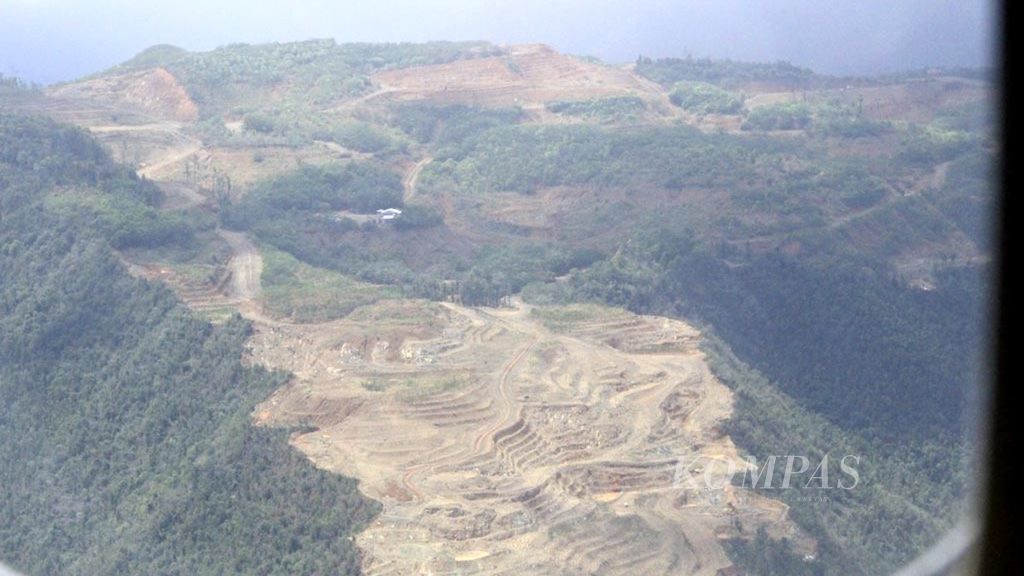 Kondisi sebagian kawasan di Kabupaten Halmahera Timur, Maluku Utara, yang digusur perusahaan tambang nikel seperti terpantau dari udara melalui pesawat terbang, Kamis (4/2/2016). Penambangan itu diduga telah merusak pesisir hingga biota laut di Teluk Buli akibat sedimentasi.