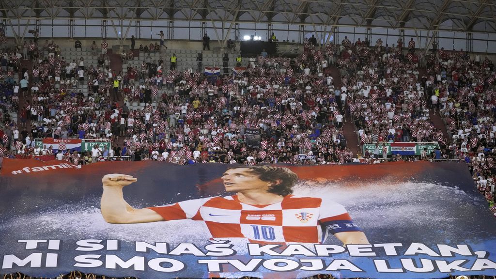 Suporter Kroasia membentangkan spanduk besar bergambar pemain bintang Kroasia, Luka Modric, saat pertandingan antara Kroasia melawan Perancis pada babak penyisihan Grup 1 Liga Nasional Eropa di Stadion Poljud, Kroasia, Selasa (7/6/2022) dini hari WIB.