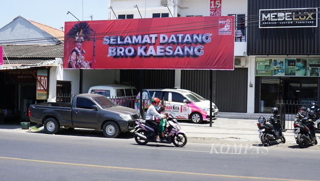Pengendara sepeda motor melintas di depan baliho bertuliskan ”Selamat Datang Bro Kaesang” di Kantor DPD PSI Kota Surakarta, Jawa Tengah, Kamis (21/9/2023). 