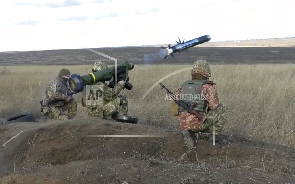 Dalam gambar yang diambil dari rekaman yang disediakan oleh Layanan Pers Kementerian Pertahanan Ukraina ini, tampak seorang tentara Ukraina menggunakan peluncur dengan rudal Javelin buatan AS selama latihan militer di wilayah Donetsk, Ukraina, Rabu, 12 Januari 2022. 