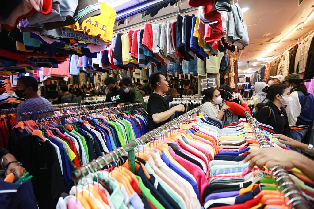 Suasana di lantai dua Pasar Senen, Jakarta Pusat, yang menawarkan pakaian bekas, Rabu (27/4/2022). Tempat tersebut dipadati pengunjung yang <i>ngetrif</i> alias membeli pakaian bekas untuk Lebaran.