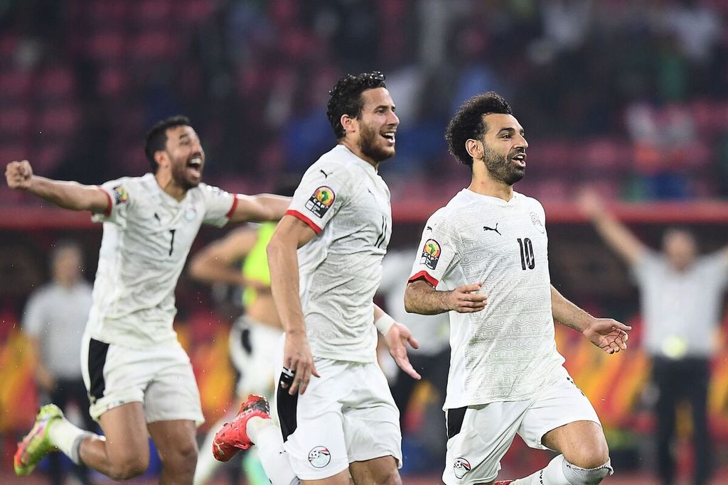 Pemain timnas Mesir, Mohamed Salah (kanan), bersama rekan-rekannya merayakan kemenangan mereka atas Kamerun pada semifinal Piala Afrika 2021 di Stadion d'Olembe, Yaounde, Kamerun, Kamis (3/2/2022). 