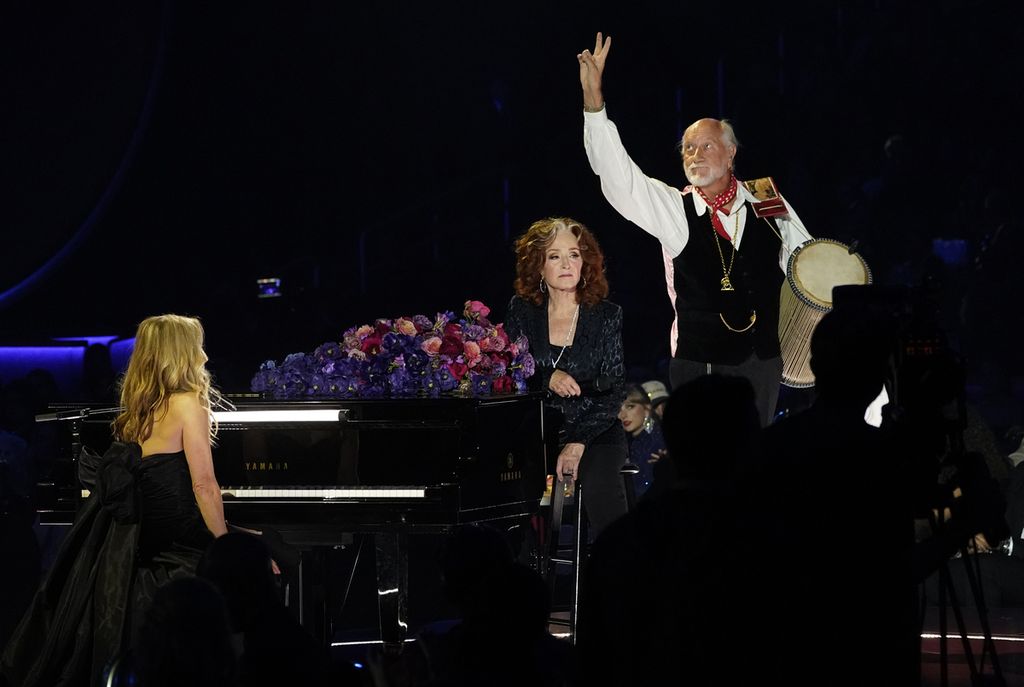 Penyanyi Sheryl Crow, musisi Bonnie Raitt, dan Mick Fleetwood (dari kiri) membawakan lagu ”Songbird” dalam penampilan untuk menghormati mendiang penyanyi Christine McVie pada malam penganugerahan ke-65 Grammy Awards di Los Angeles, AS, Minggu (5/2/2023) malam waktu setempat. 