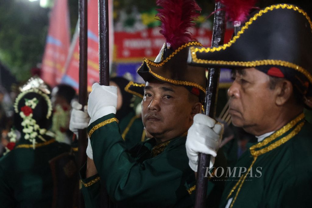 Warga dengan kostum bregada bersiap mengawal Menteri Pertahanan Prabowo Subianto yang menghadiri acara makan malam di Pondok Pesantren Ora Aji di Kecamatan Kalasan, Sleman, DI Yogyakarta, Jumat (8/9/2023). 