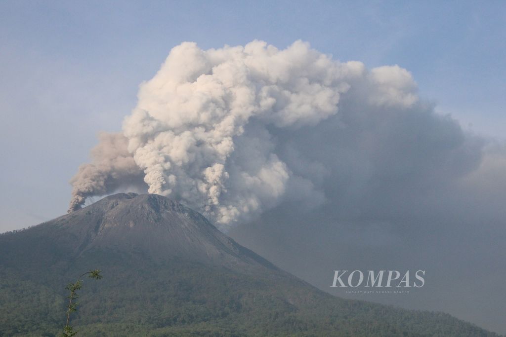 Gunung Lewotobi Laki-laki di Kabupaten Flores Timur, Nusa Tenggara Timur, kembali mengalami erupsi pada Sabtu (6/1/2024). Gunung itu memiliki ketinggian 1.584 meter di atas permukaan laut.