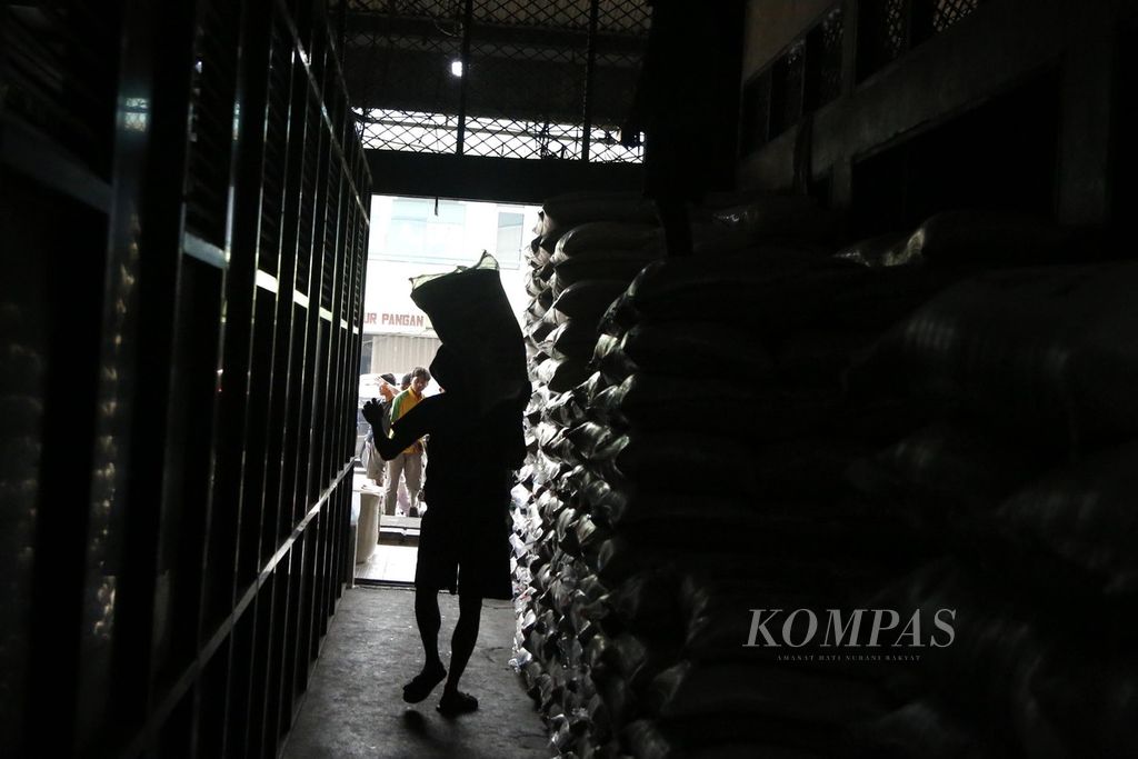 Workers transport sacks of rice that have just arrived at the Cipinang Rice Main Market, East Jakarta, Monday (23/8/2023).