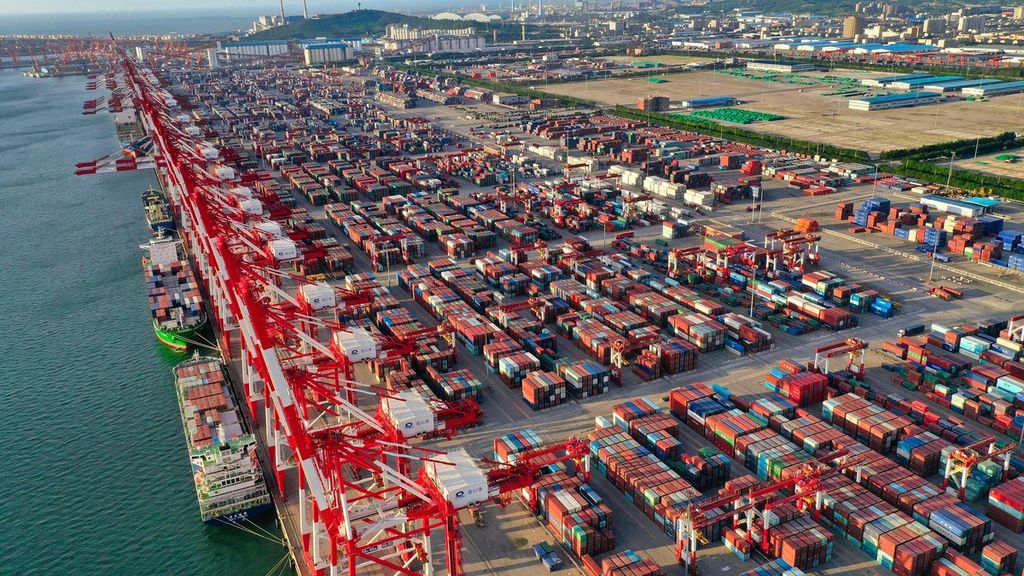 Ilustrasi foto udara yang diambil pada 10 Agustus 2023 ini menunjukkan derek dan kontainer pengiriman di Pelabuhan Yingkou, Provinsi Liaoning, timur laut China. 