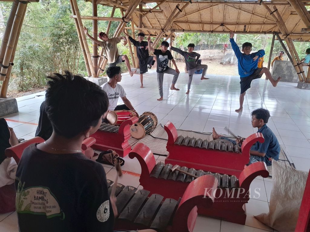  Anak-anak berlatih menari di Rumah Bambu di Kampung Baca Taman Rimba (Kampoeng Batara) di lingkungan Papring, Kelurahan Kalipuro, Kecamatan Kalipuro, Kabupaten Banyuwangi, Jawa Timur, Minggu (17/9/2023), yang selama ini kental dengan budaya.