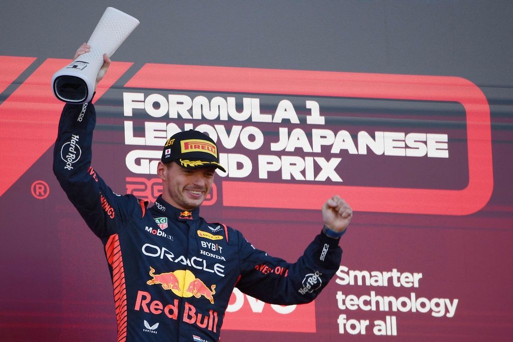 Pebalap Red Bull, Max Verstappen, merayakan podium juara balap Formula 1 seri Jepang di Sirkuit Suzuka, Minggu (24/9/2023).