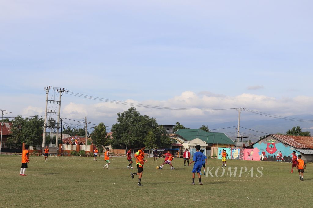 Peserta Sekolah Sepak Bola Beringin Putra, Kota Palu, Sulteng, Senin (24/1/2022), berlatih sepak bola di lapangan. Banyak anak bergairah menjadi peserta sepak bola di Palu, Sulteng, menyusul kesuksesan pesak bola Witan Sulaeman yang berasal dari Palu.