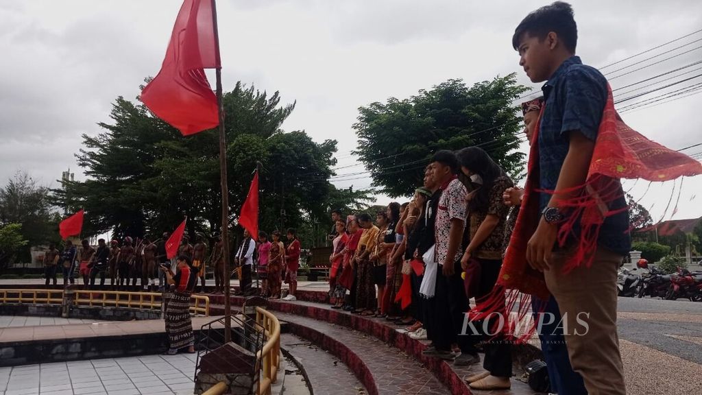 Mahasiswa di Palangkaraya pada Sabtu (25/3/2023) sore berkumpul untuk merayakan Hari Masyarakat Adat Internasional di Tugu Soekarno, Palangkaraya, Kalimantan Tengah.