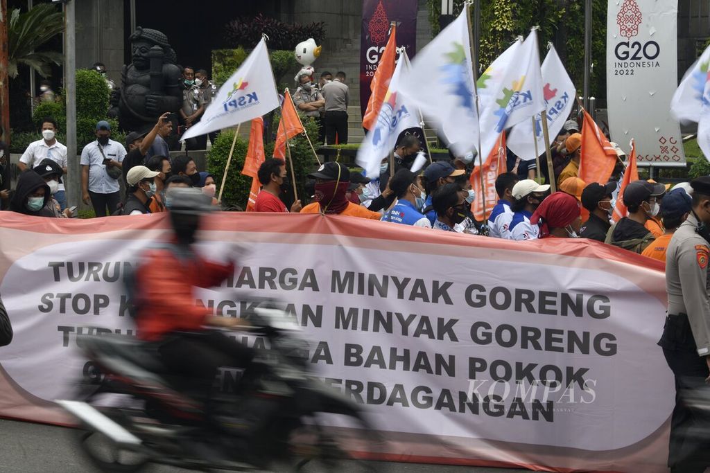 Unjuk rasa memprotes kenaikan harga minyak goreng dan bahan pokok berlangsung di depan Kantor Kementerian Perdagangan di Jakarta, Selasa (22/3/2022).  