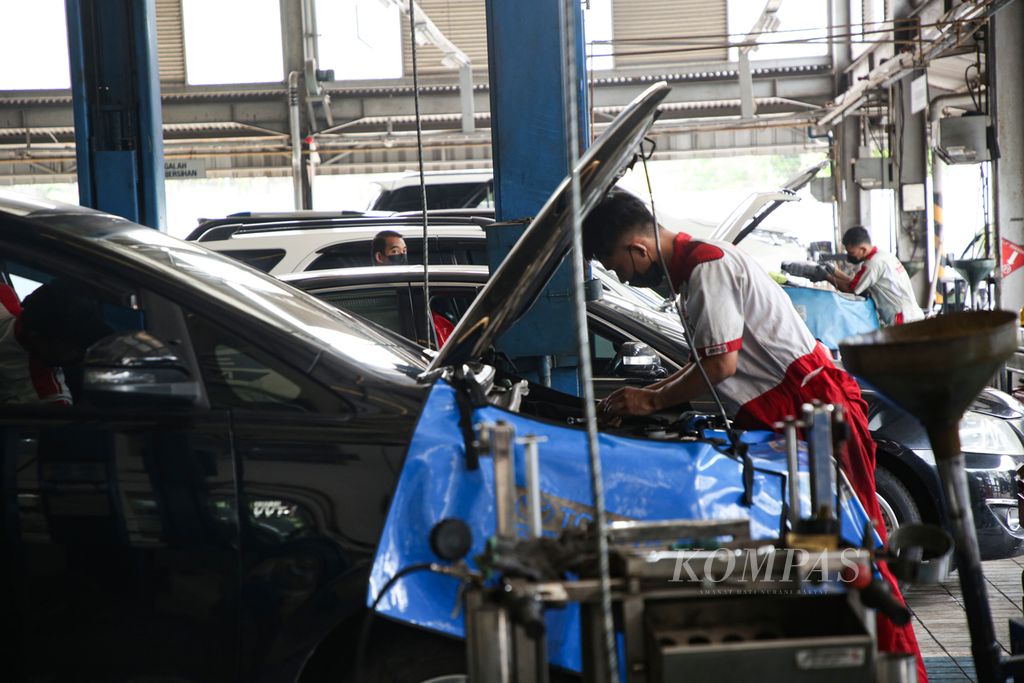 Montir melakukan pemeriksaan pada mobil yang tengah diservis di bengkel Auto 2000 Bintaro Jaya, Tangerang Selatan, Banten, Selasa (18/4/2023).