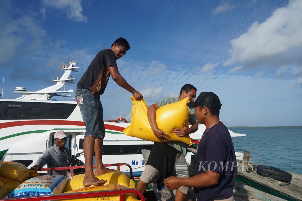 Pekerja mengangkat karung beras ke kapal penyeberangan antarpulau di Wakatobi, Sulawesi Tenggara, Selasa (29/8/2023). Meski kaya akan pangan lokal, penetrasi beras semakin masif sehingga pangan lokal terpinggirkan.