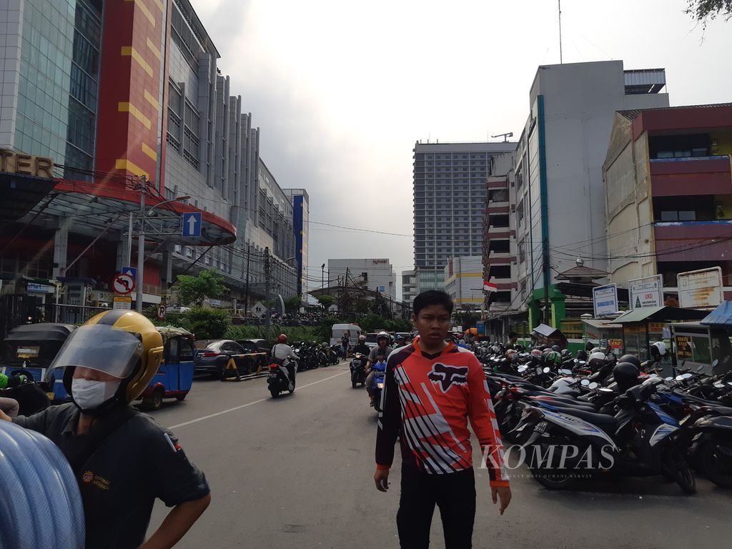 Sepeda motor terparkir di jalanan dekat LTC, Glodok, Jakarta Barat, pada Senin (14/11/2022) sore.
