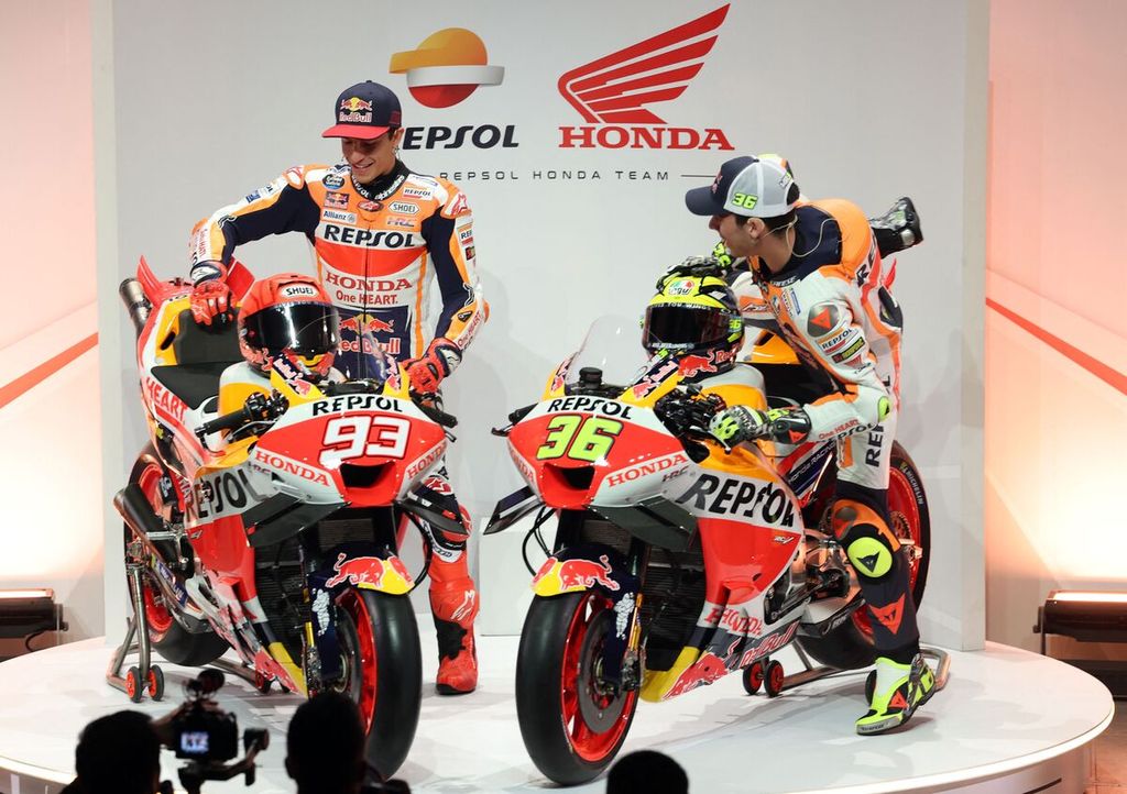 Pebalap tim Repsol Honda Marc Marquez (kiri) dan Joan Mir memamerkan motor baru RC213V saat perkenalan tim Repsol Honda untuk MotoGP musim 2023 di Madrid, Spanyol, 22 Februari 2023. 
