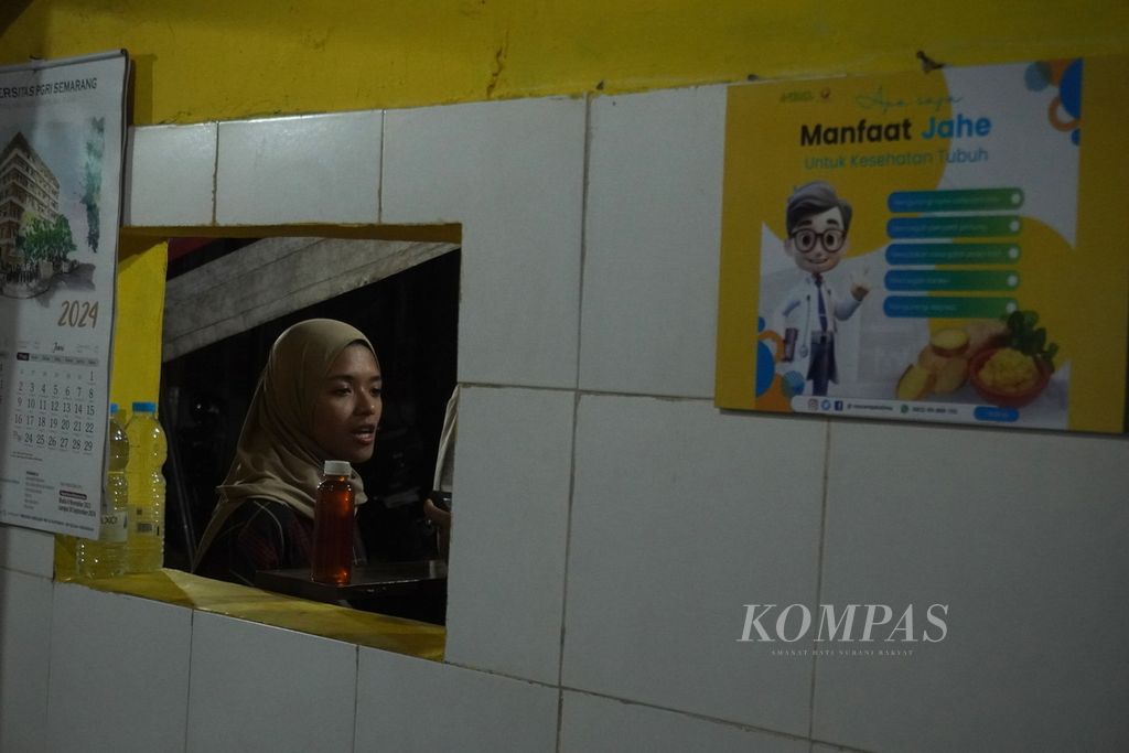 Pemudi menyebutkan pesanannya di kedai Wedang Jahe Mbah Jo, Kecamatan Semarang Selatan, Kota Semarang, Jawa Tegah, Jumat (31/5/2024). Pembeli di kedai jamu yang menjual aneka jamu dengan bahan dasar jahe, kunyit, dan kencur tersebut mayoritas pemuda. Selain menyajikan jamu, kedai itu juga memberikan edukasi kepada para pembelinya dengan memasang poster berisi informasi terkait manfaat jamu.