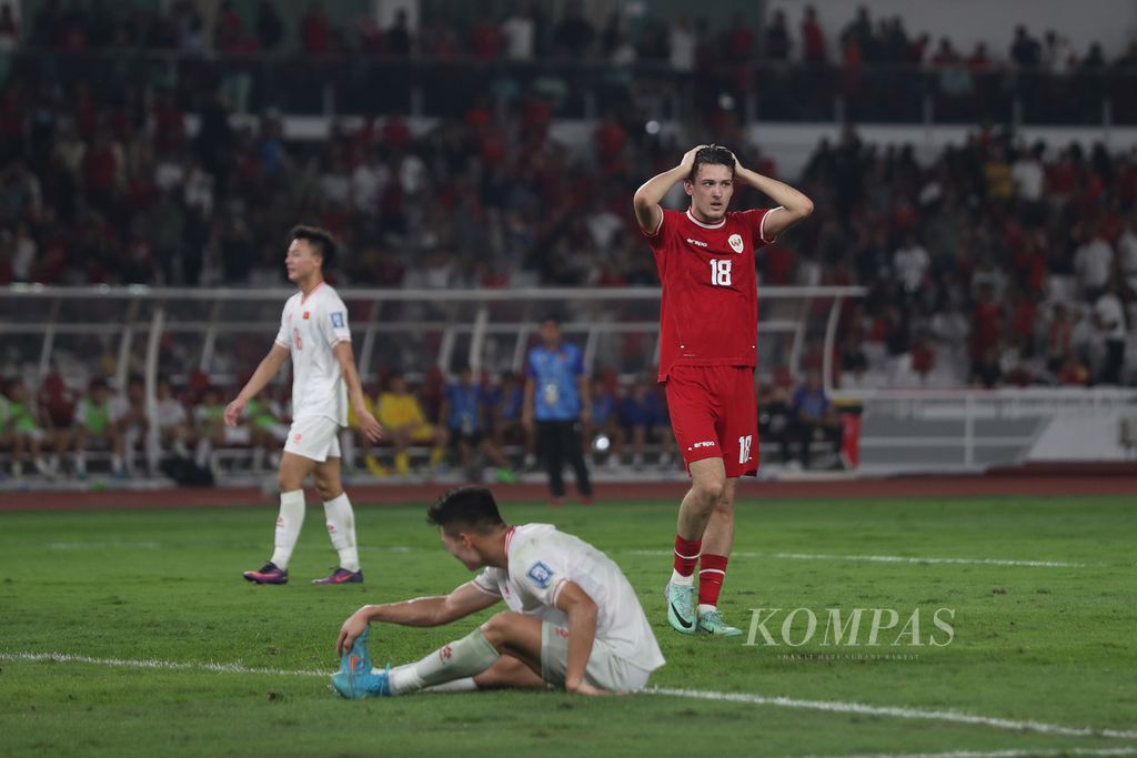 Ekspresi pemain Timnas Indonesia Justin Hubner (kanan) ketika rekan setimnya gagal mencetak gol ke gawang Timnas Vietnam pada pertandingan kualifikasi Piala Dunia 2026 di Stadion Gelora Bung Karno, Jakarta, Kamis (21/3/2024). Indonesia mengalahkan Vietnam dengan skor tipis, 1-0.  