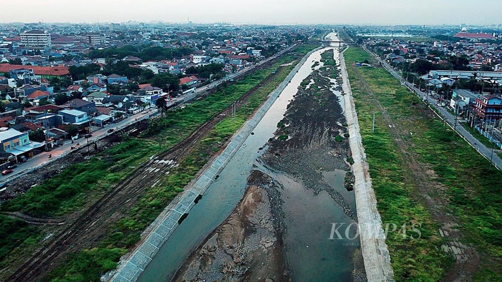 Proyek normalisasi Kanal Banjir Timur dalam tahap penyelesaian untuk mengatasi masalah banjir di sebagian Kota Semarang, Jawa Tengah, Senin (15/4/2019). Selain normalisasi sungai, kawasan tersebut juga disiapkan untuk kawasan publik.