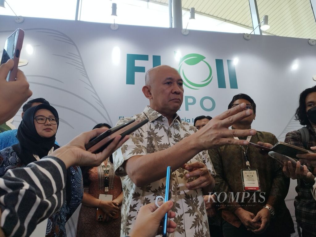Menteri Koperasi dan Usaha Kecil Menengah Teten Masduki memberikan tanggapan dalam konferensi pers Floriculture Indonesia International Expo 2023 di ICE BSD, Kabupaten Tangerang, Kamis (28/9/2023).