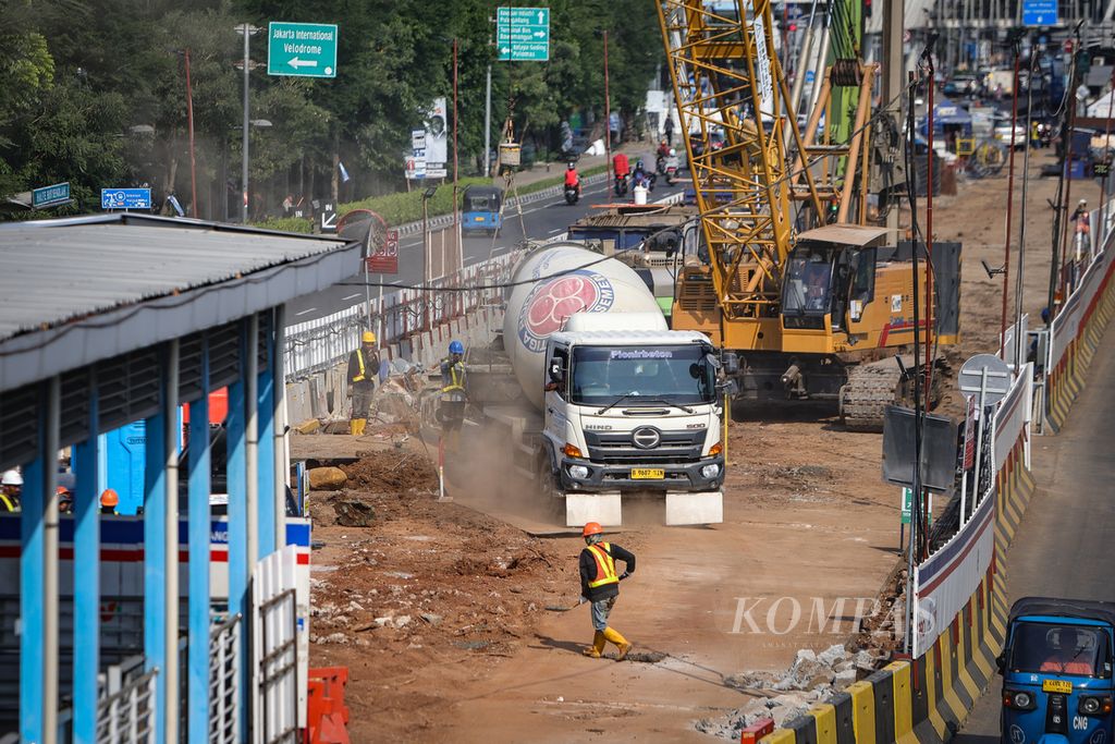 Suasana proyek pembangunan LRT Jakarta fase 1B rute Velodrome-Manggarai di Jalan Pemuda, Rawamangun, Jakarta Timur, Sabtu (16/12/2023).