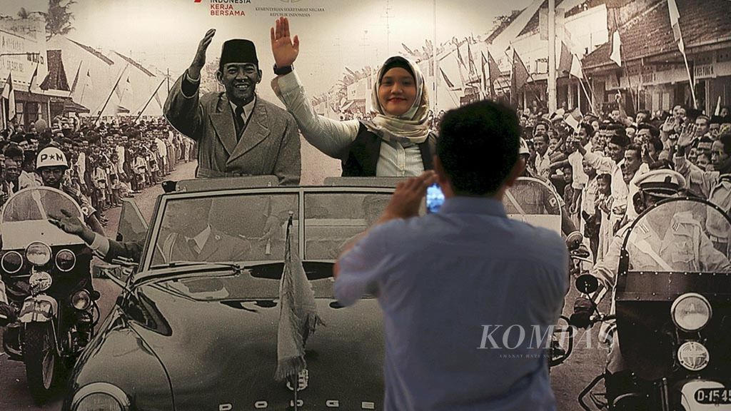 Pengunjung berfoto di <i>photo booth</i> dalam Pameran Arsip Sukarno: Besar Bersama Rakyat di Kementerian Sekretariat Negara, Jakarta, Rabu (23/8/2017). 