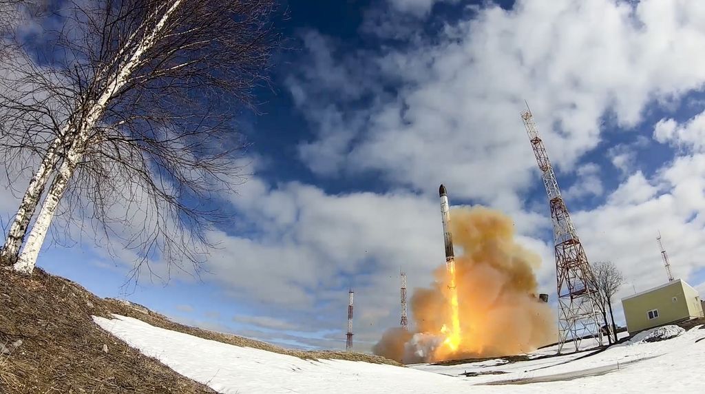 Foto selebaran yang dirilis Biro Pers Kementerian Pertahanan Rusia pada 20 April 2022 memperlihatkan rudal balistik antarbenua (ICBM) Sarmat diluncurkan dari Plesetsk di Rusia barat laut. 