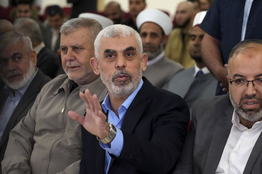 Yahya Sinwar, pemimpin Hamas di Gaza, melambaikan tangan ke arah pendukungnya setiba di sebuah pertemuan di balai tepi pantai di kota Gaza, 30 April 2022. 