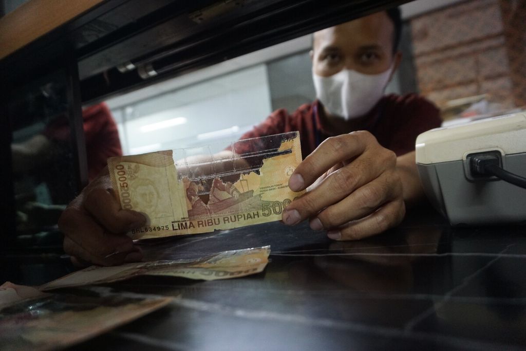 Petugas Bank Indonesia Kantor Perwakilan Purwokerto menunjukkan salah satu contoh uang mutilasi alias uang rusak di Purwokerto, Banyumas, Jawa Tengah, Kamis (7/9/2023). Uang itu tidak bisa ditukarkan dan tidak sah.