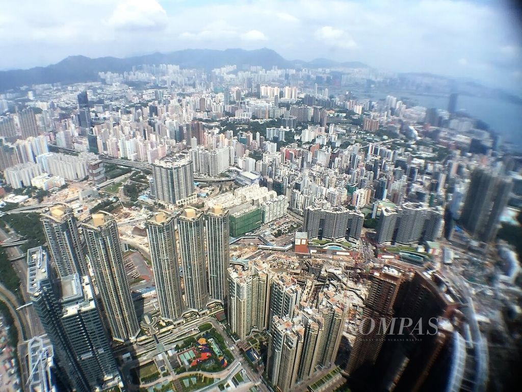 Pemandangan gedung-gedung jangkung di Hong Kong. Foto diambil dari Hotel Ritz-Carlton Hong Kong, September 2015.