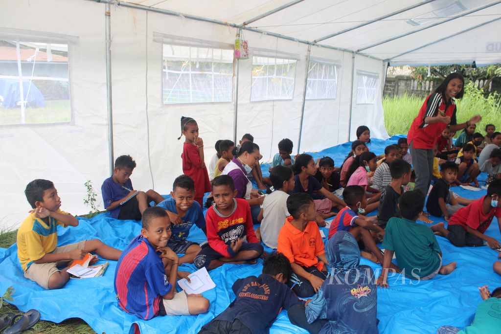Suasana pembelajaran di pos pengungsian Desa Boru, Kecamatan Wulanggitang, Kabupaten Flores Timur, Nusa Tenggara Timur, Jumat (12/1/2024). Anak-anak ini terdampak erupsi Gunung Lewotobi Laki-laki yang kini memasuki hari ke-21.