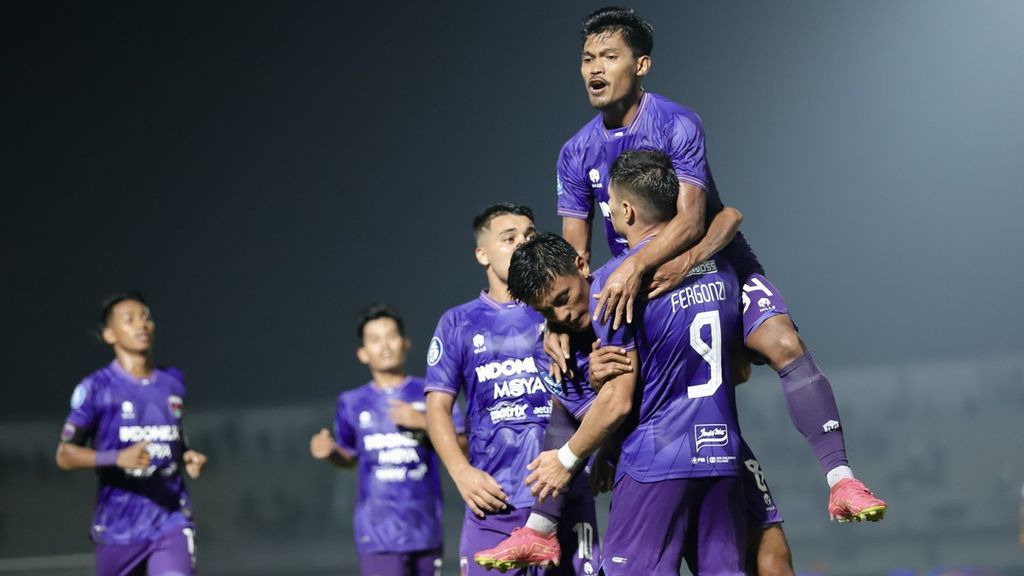 Pemain Persita Tangerang menghampiri penyerang Ramiro Fergonzi (nomor 9) yang mencetak gol kedua pada laga kontra Arema FC, Rabu (13/3/2024), di Stadion Indomilk Arena, Tangerang, Banten. Fergonzi menyumbang dua gol demi akhiri catatan nirmenang Persita sejak Desember lalu.