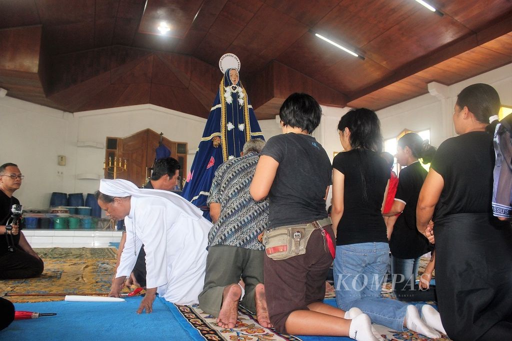 Ribuan peziarah datang secara berkelompok menyembah (mencium) arca Tuan Ma sebagai simbol perwujudan Santa Maria pada tahun 2014 lalu. Patung ini selalu disimpan di Kapel Santa Maria, Kelurahan Balela, Larantuka, Flores Timur, NTT. 