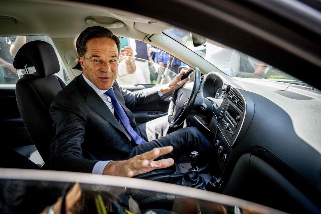 Acting Prime Minister of the Netherlands, Mark Rutte, left Huis ten Bosch Palace in The Hague, Netherlands, after submitting his resignation letter to King Willem-Alexander on Saturday (8/7/2023).