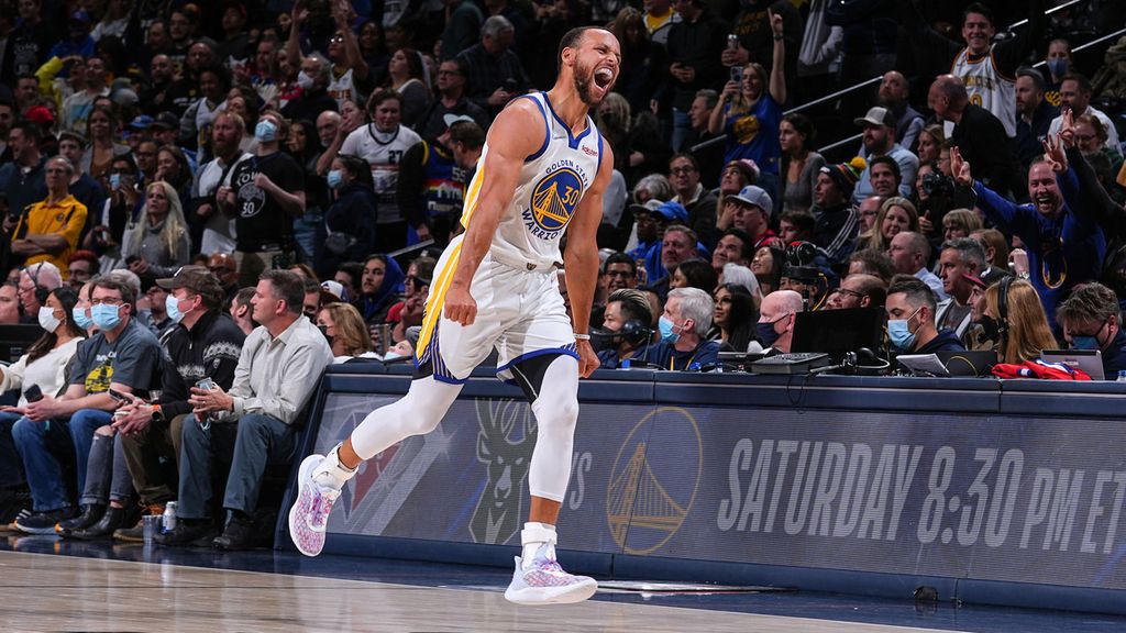 Ekspresi kegembiraan pemain bintang Golden State Warriors, Stephen Curry, setelah mencetak angka selama pertandingan basket NBA melawan Denver Nuggets di Ball Arena, Denver, Amerika Serikat, Jumat (11/3/2022). Pada laga ini, Curry menyumbangkan 34 poin atau poin tertinggi di antara para pemain Warriors. 