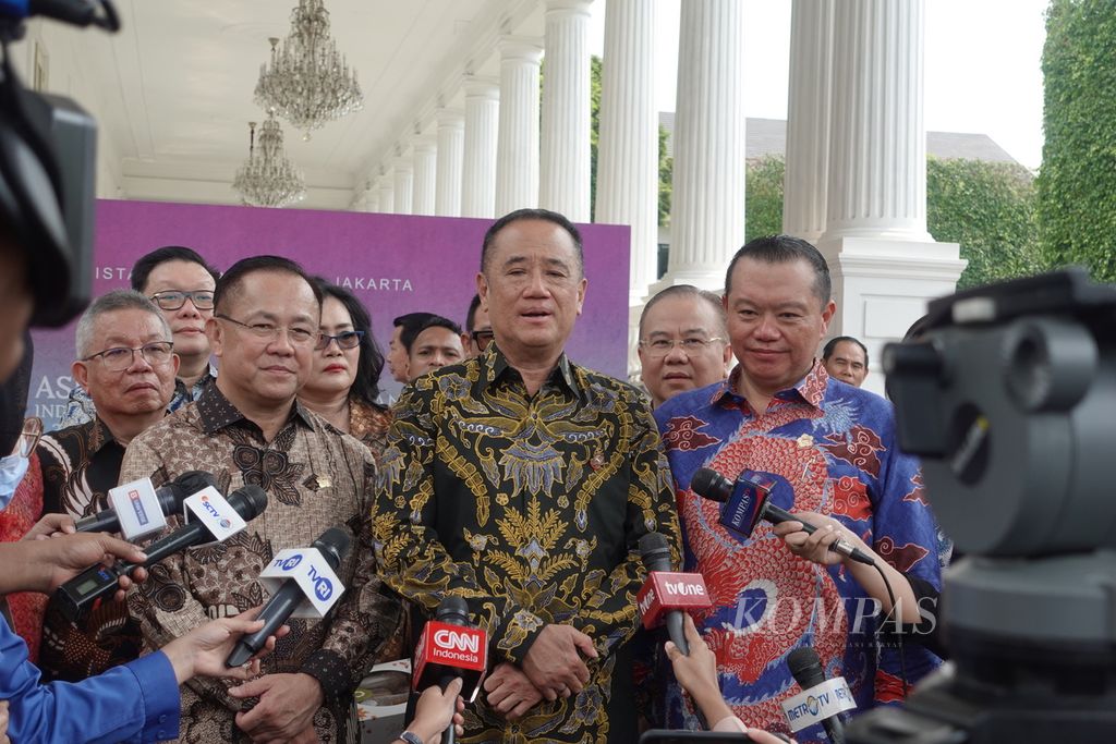 Ketua Umum Paguyuban Sosial Marga Tionghoa Indonesia Wilianto Tanta saat menjawab pertanyaan awak media di Kompleks Istana Kepresidenan Jakarta, Senin (15/5/2023).