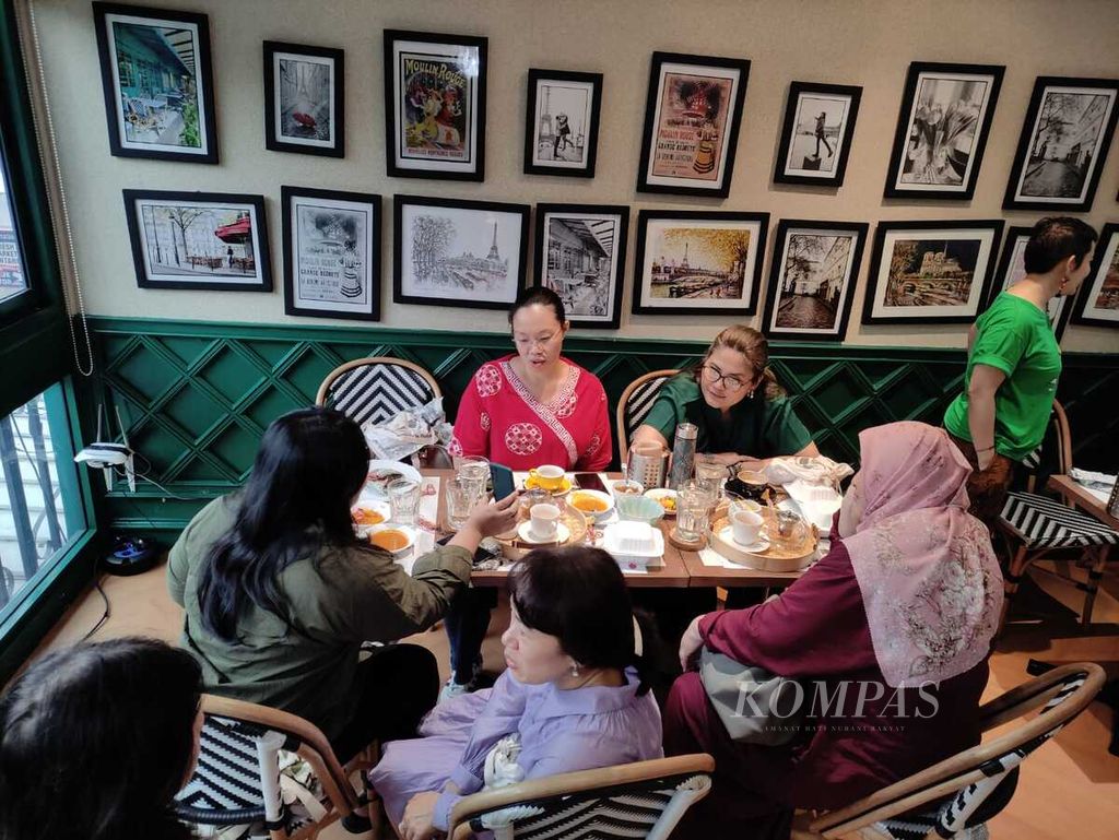 Sejumlah undangan menikmati hidangan bertajuk "Makan Siang Indonesia" di Cafe d’Aurelie, Tangerang Selatan, Banten, Sabtu (11/11/2023),