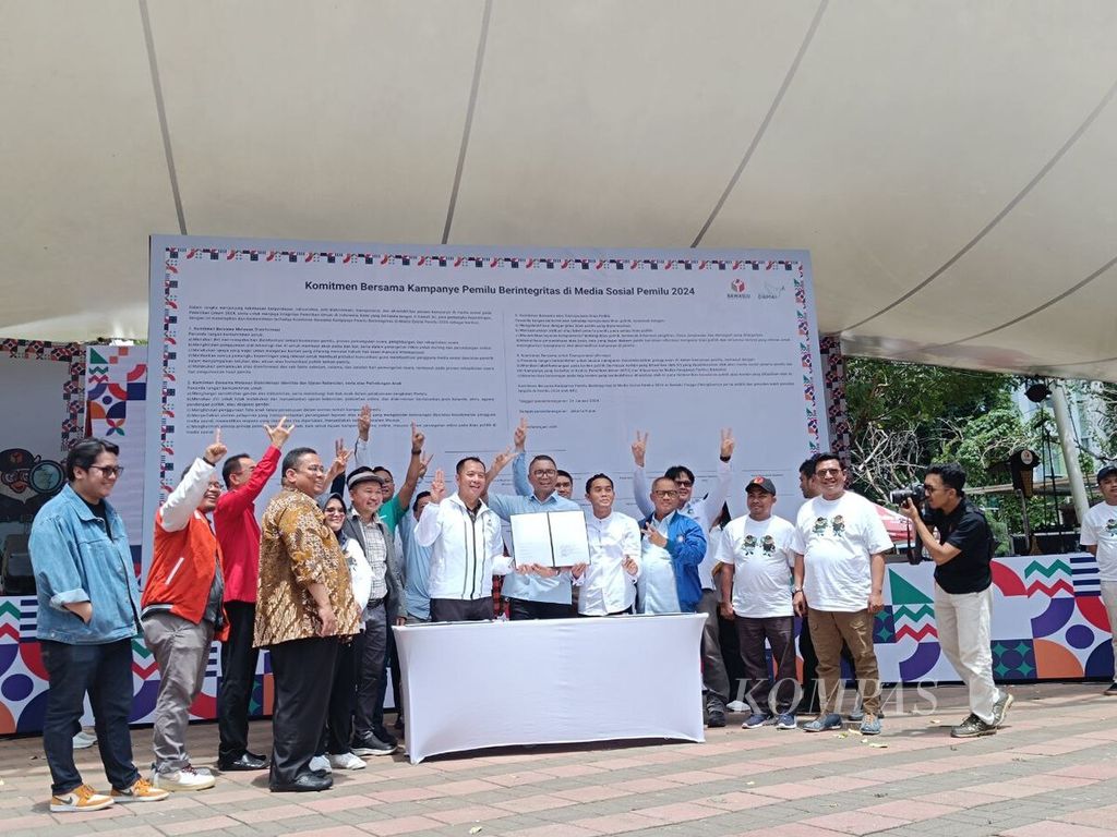 Bawaslu, 18 partai politik peserta pemilu, tim sukses pasangan calon presiden dan wakil presiden, dan Koalisi Damai mendeklarasikan komitmen bersama kampanye pemilu berintegritas di media sosial di Jakarta, Minggu (21/1/2024).