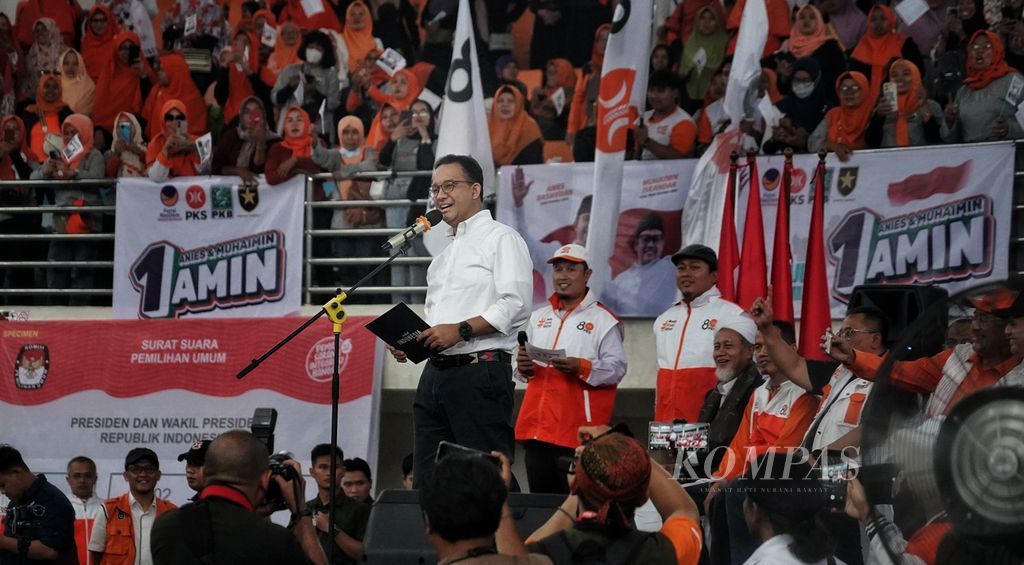Calon presiden Anies Baswedan saat berpidato di depan pendukungnya saat berkampanye di Gedung Olah Raga Laga Tangkas, Pakansari, Cibinong, Kabupaten Bogor, Jawa Barat, Selasa (28/11/2023). 