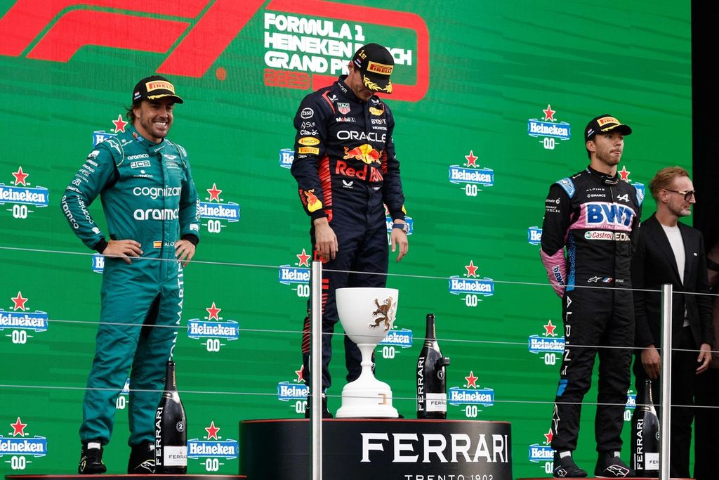Para pemenang Grand Prix Formula 1 di Sirkuit Zandvoort, Belanda, berdiri di podium (kiri-kanan), pebalap Aston Martin, Fernando Alonso yang finis kedua; pebalap Red Bull, Max Verstappen, yang finis pertama; dan pebalap Alpine, Pierre Gasly, finis ketiga, Minggu (27/8/2023). 