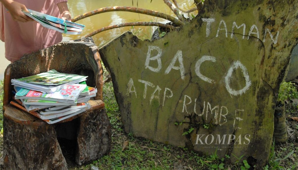 Hari Buku Nasional yang jatuh pada 17 Mei diperingati lebih awal lewat donasi buku dan aksi literasi di Taman Baco Atap Rumbe, Desa Jambi Tulo, Kecamatan Maro Sebo, Muaro Jambi, Minggu (14/5/2023). 