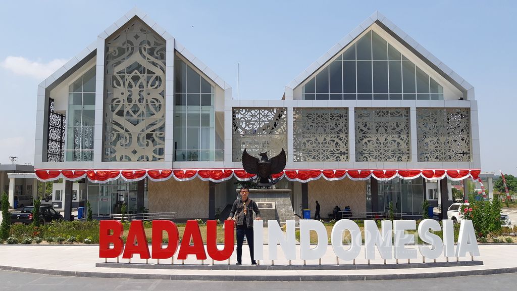 Seorang warga Indonesia berfoto di depan kantor Pos Lintas Batas Negara (PLBN) Badau di Badau, Kabupaten Kapuas Hulu, Kalimantan Barat, Senin (12/8/2019). Badau adalah daerah tapal batas Indonesia, yang berbatasan langsung dengan Malaysia.