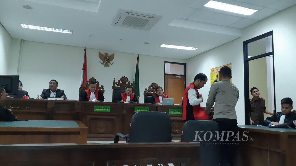 Suasana akhir sidang tuntutan terhadap M Ecky Listiantho, pelaku mutilasi Angela Hindriati Wahyuningsih, di Pengadilan Negeri Cikarang, Kabupaten Bekasi, Jawa Barat, Senin (7/8/2023). Jaksa menuntut pidana mati terhadap Ecky.