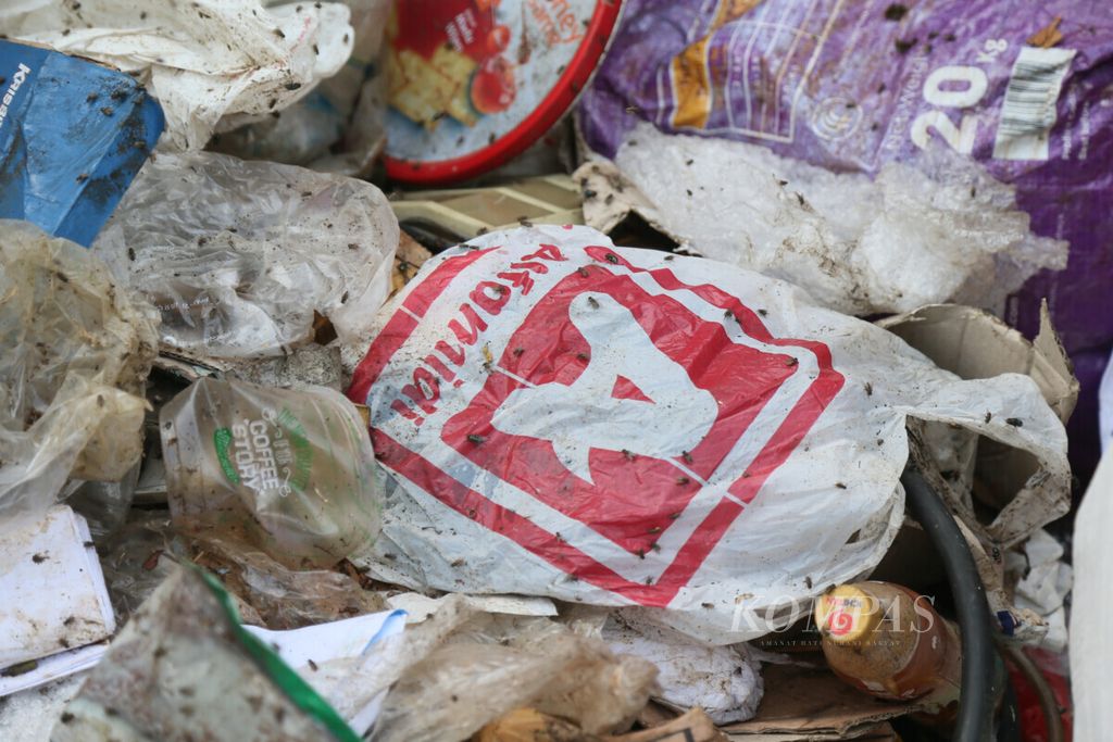 Sampah plastik mendominasi tempat pembuangan sampah sementara di kawasan Pesanggrahan, Jakarta, Senin (8/7/2019). Rencana pemberlakuan cukai kantong plastik di Indonesia disambut baik sepanjang bertujuan membatasi konsumsinya dan mengurangi beban lingkungan. 