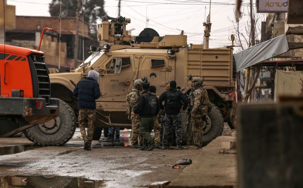 Tentara AS dan anggota Pasukan Demokrat Suriah berkumpul di lingkungan Ghwayran di Hasaka, Suriah, pada 29 Januari 2020.